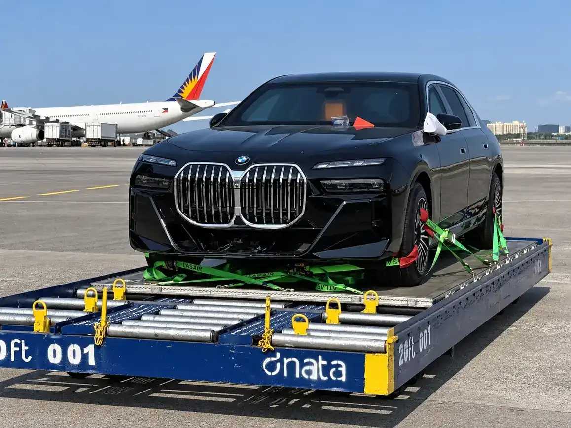 Automóvil exclusivo descendiendo de una aeronave de carga