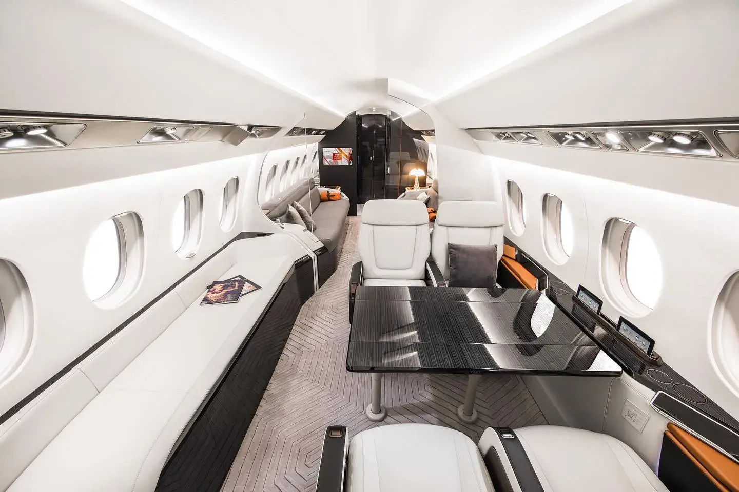 Interior sobrio de un jet ejecutivo