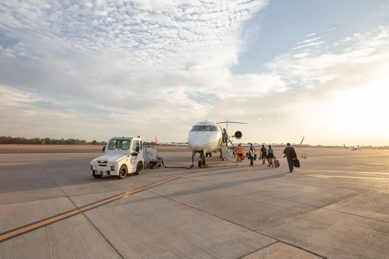 Ejecutivos abordando un jet privado sin mostrar rostros