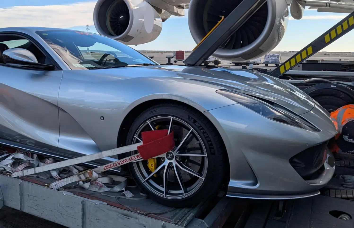 Vehículo de lujo en zona de carga aeroportuaria
